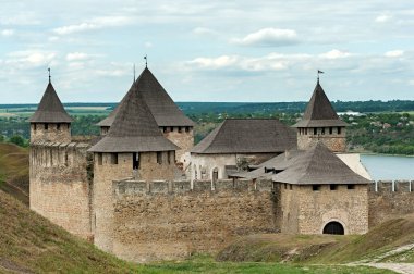 Ukrayna 'daki Dinyester Nehri kıyısındaki Khotyn Kalesi