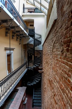 Bandinelli Sarayı 'nın avlusundaki sarmal merdiven, Pazar Meydanı, Lviv, Ukrayna