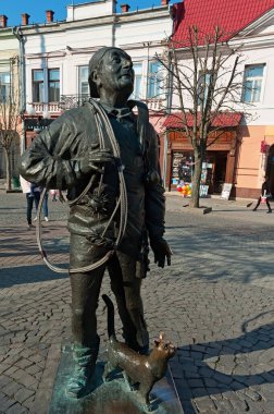 Ukrayna, Mukachevo 'daki Mutlu Baca Temizleyicisi ve kedisinin anıtı