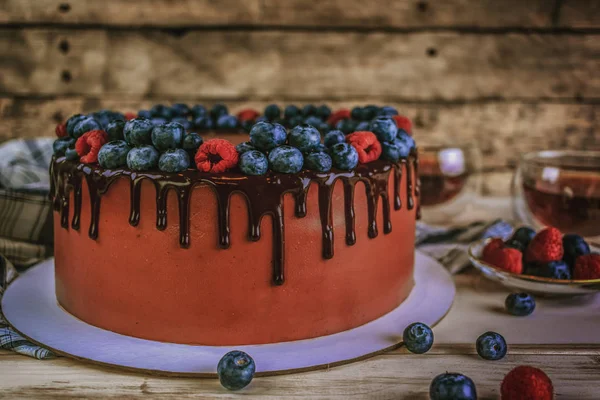 Tarta Arándanos Frambuesas Una Mesa Madera Hecha Mano — Foto de Stock