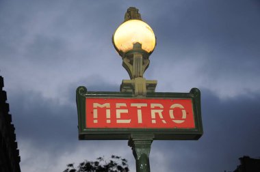 La tipica insegna della metropolitana parigina