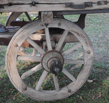 Ruota di vecchio carro western in legno
