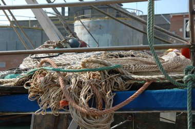 Reti da pesca su un vecchio peschereccio, al porto di una citta 'di mare, fish nets