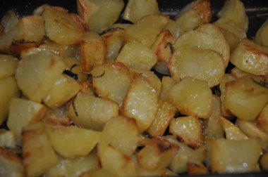 Patate al forno con rosmarino, ottimo contorno tradizionale, fırında patates