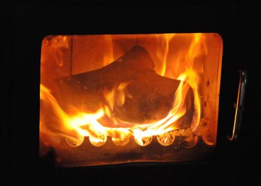 Il fuoco della stufa a legna in montagna