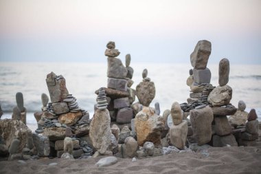 Kumsaldaki taş binalar