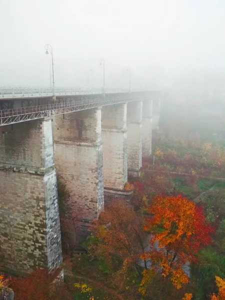 Pont Vers Vieille Ville Sur Canyon Par Une Journée Brumeuse — Photo