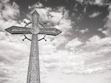 Mavi bulutlu gökyüzünün arka planında Ortodoks haçı 