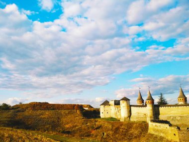 Eski Kale, mavi bulutlu gökyüzünün arka planına karşı Kamenets-Podolsky, Ukrayna 