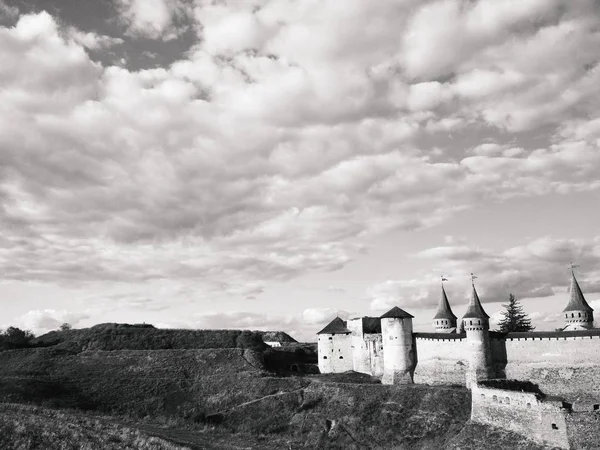 Eski Kale Mavi Bulutlu Gökyüzünün Arka Planına Karşı Kamenets Podolsky — Stok fotoğraf