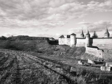 Eski Kale, mavi bulutlu gökyüzünün arka planına karşı Kamenets-Podolsky, Ukrayna 