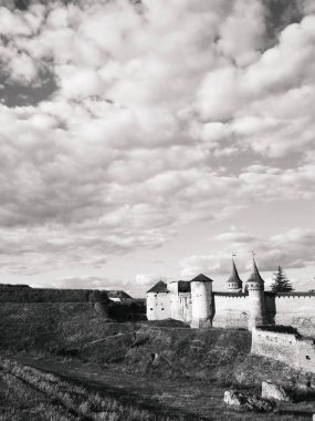 Eski Kale, mavi bulutlu gökyüzünün arka planına karşı Kamenets-Podolsky, Ukrayna 