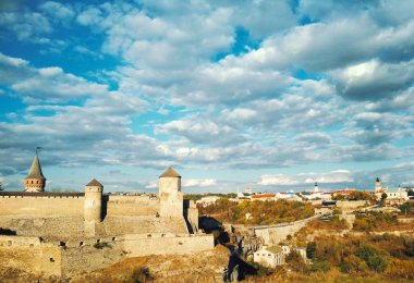 Eski Kale, mavi bulutlu gökyüzünün arka planına karşı Kamenets-Podolsky, Ukrayna 