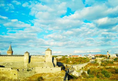 Eski Kale, mavi bulutlu gökyüzünün arka planına karşı Kamenets-Podolsky, Ukrayna 