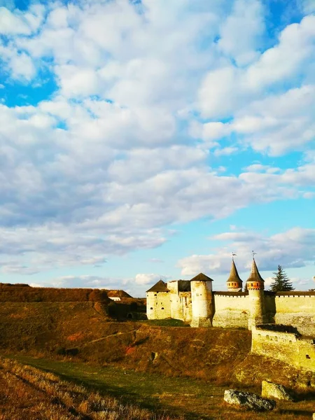 Fortezza Vecchia Sullo Sfondo Del Cielo Azzurro Nuvoloso Kamenets Podolsky — Foto Stock