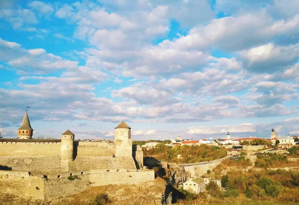 Die Alte Festung Vor Dem Hintergrund Des Blauen Bewölkten Himmels — Stockfoto