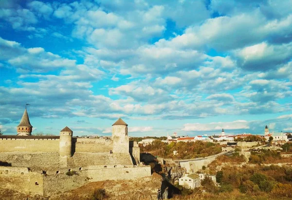 Die Alte Festung Vor Dem Hintergrund Des Blauen Bewölkten Himmels — Stockfoto