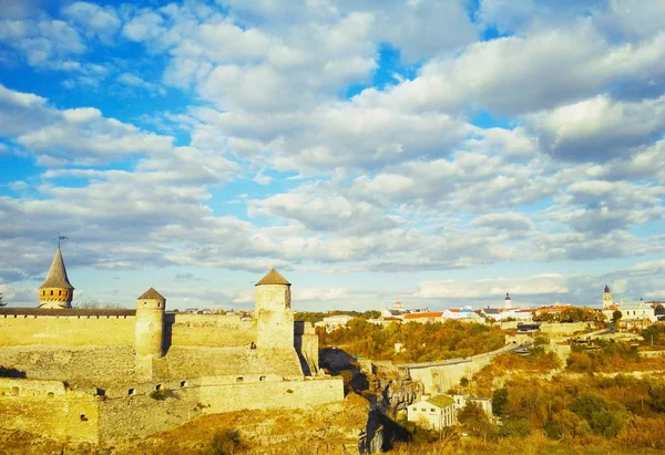 Die Alte Festung Vor Dem Hintergrund Des Blauen Bewölkten Himmels — Stockfoto