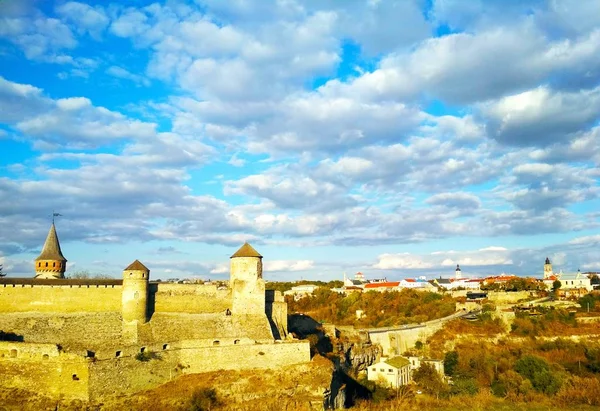 Die Alte Festung Vor Dem Hintergrund Des Blauen Bewölkten Himmels — Stockfoto