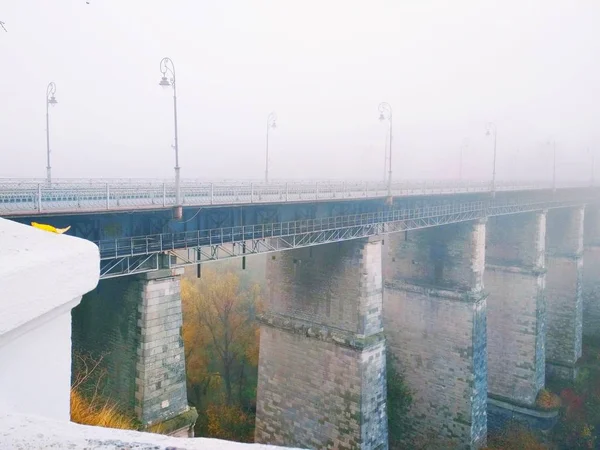 Pont Vers Vieille Ville Sur Canyon Par Une Journée Brumeuse — Photo