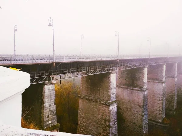 Most Starého Města Přes Kaňon Tupého Mlhavého Dne Kamenets Podolsky — Stock fotografie
