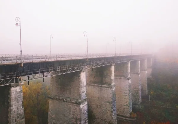 乌克兰卡梅涅茨 波多尔斯基 在阴云密布的一天 在峡谷上方通往旧城的桥 — 图库照片