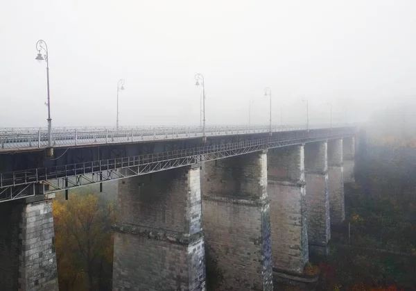 Most Starého Města Přes Kaňon Tupého Mlhavého Dne Kamenets Podolsky — Stock fotografie