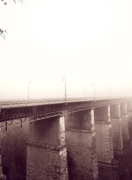 Pont Vers Vieille Ville Sur Canyon Par Une Journée Brumeuse — Photo