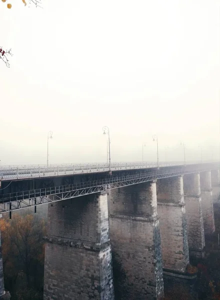 Sıkıcı sisli bir günde Eski Şehir 'e giden köprü, Kamenets-Podolsky, Ukrayna