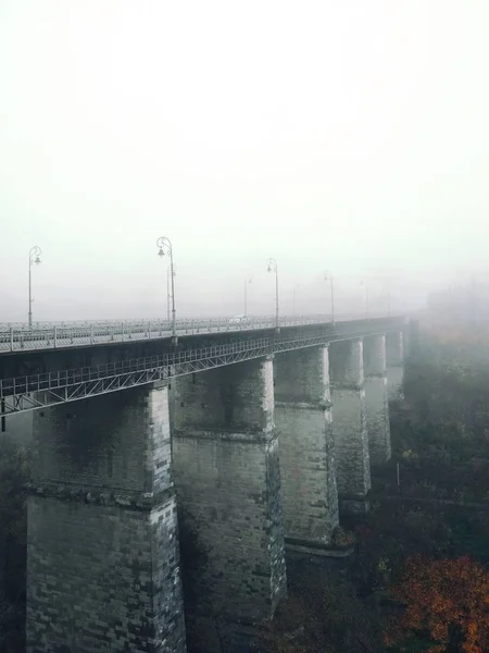 Pont Vers Vieille Ville Sur Canyon Par Une Journée Brumeuse — Photo