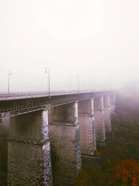 Pont Vers Vieille Ville Sur Canyon Par Une Journée Brumeuse — Photo