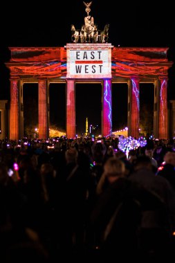 Brandenburg Kapısı Brandenburger Tor renkli ön görüş 2019 aydınlatıldı