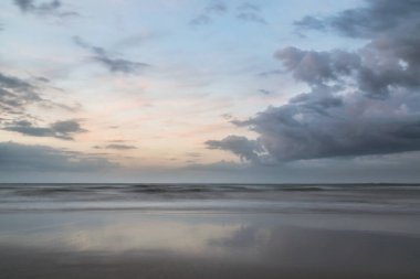 Hollanda 'da bir sahilde Güzel Akşam Gündoğumu