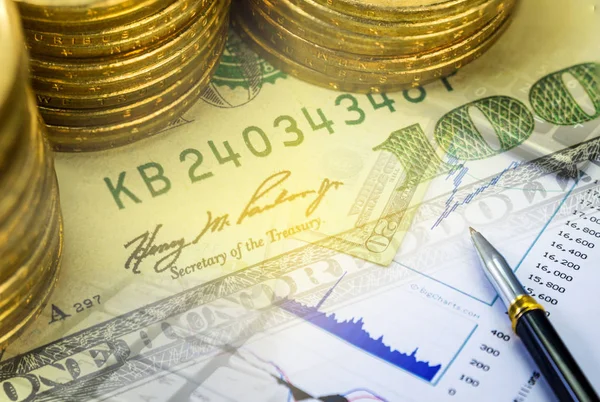 コインと株価グラフ ドル紙幣の二重露光 — ストック写真