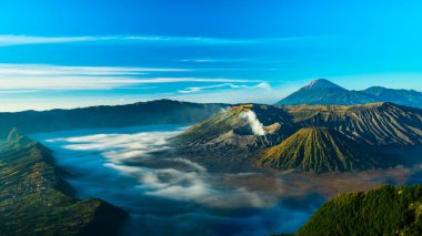 Sunrise, Mt muhteşem görünüm sırasında Mount Bromo yanardağ. 