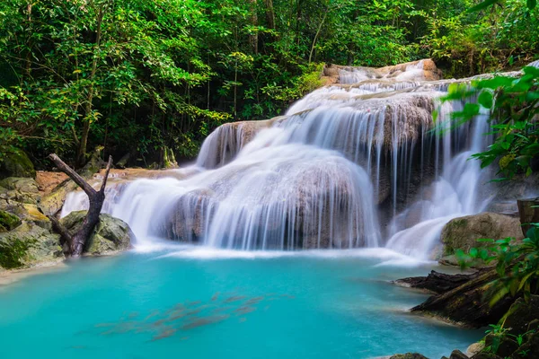 Cascada en el Parque Nacional Erawan, Tailandia — Foto de Stock