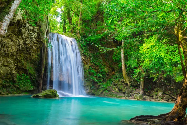 Şelale tropikal ormandaki nerede Tayland Ulusal p — Stok fotoğraf