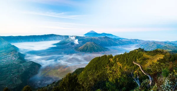 Mount Bromo är en aktiv vulcano och del av bergsmassivet Tengger, — Stockfoto