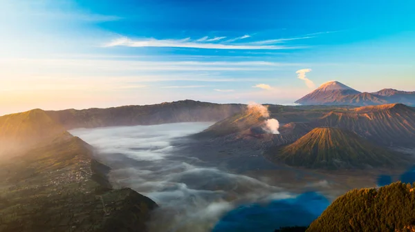 Mount Bromo medan sunrise på Bromo Tenggers Semeru National Park. — Stockfoto