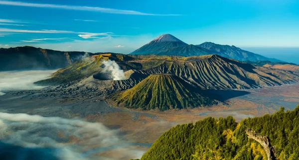 Vulcão Mount Bromo durante o nascer do sol, Java Oriental, Indonésia . — Fotografia de Stock