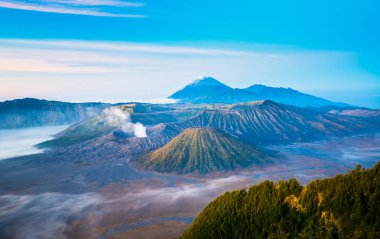 Mount Bromo akan ile gündoğumu sırasında sis