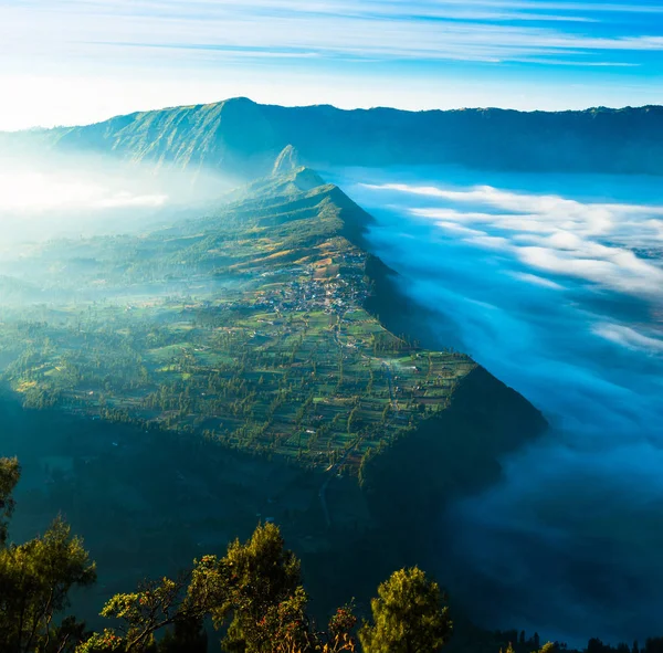 Dorf im Hochland mit Nebel bei Sonnenaufgang — Stockfoto