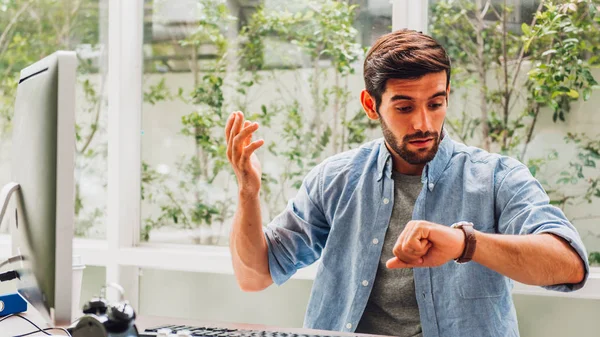 Acil ve son teslim tarihi olan iş adamı