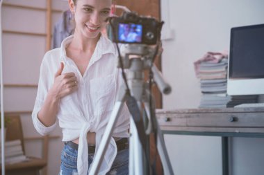 Genç blogcu ürünü ve konuşan kamera evdeki sosyal ağda canlı kayıt videosu.