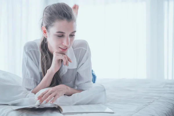 Joven Mujer Disfrutando Leyendo Libro Mientras Acuesta Cama Casa —  Fotos de Stock