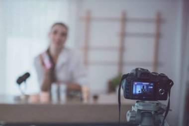 Güzel kız blogcu canlı yayında. Güzellik blogcusu kozmetik hakkında konuşuyor. Düşünce liderleri kavramı.