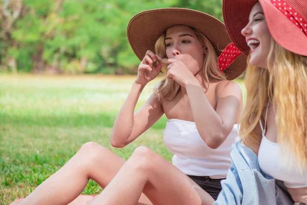 Mujer Joven Sentada Hablando Hierba — Foto de Stock