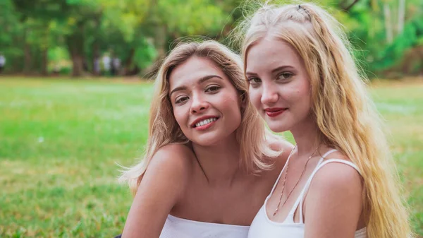 Usmívající Teenageři Přátelé Pobyt Parku Dovolenou — Stock fotografie