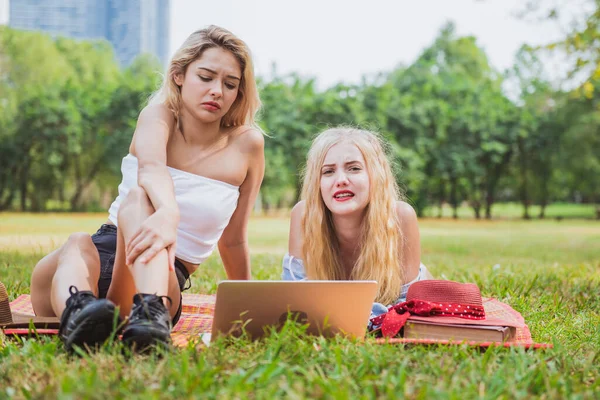 Junge Schöne Frau Mit Freundin Beim Reden Und Lachen Park — Stockfoto