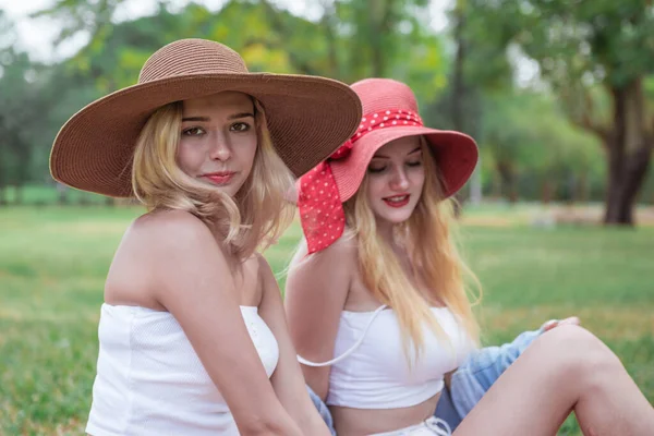Dos Mujeres Hermosas Jóvenes Hablando Charlando Parque — Foto de Stock